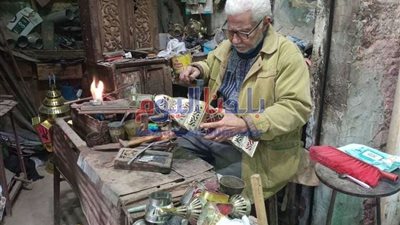 بلدنا اليوم ترصد مراحل تصنيع الفانوس مع أقدم صانعيه بالمحلة.. صور