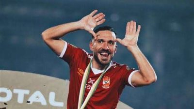 علي معلول يحتفل بتويج الأهلي بلقب الدوري