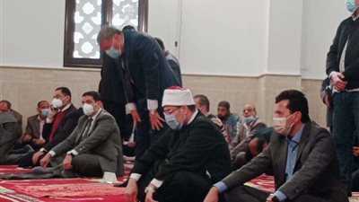 وزيري الأوقاف والرياضة يصلان مسجد الصحابة بالمنيا لأداء صلاة الجمعة