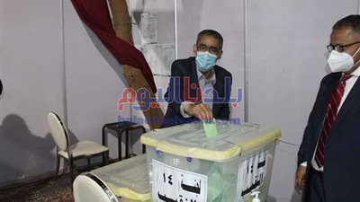 بالصور.. نقيب الصحفيين يشارك في انتخابات الصحفيين