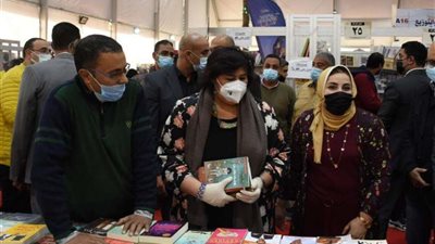 وزيرة الثقافة تتفقد معرض الإسكندرية التاسع للكتاب (صور)
