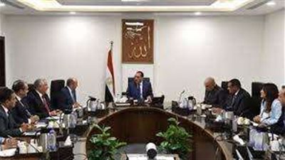 العمل علي تطوير الصناعة و زيادة التصنيع المحلي