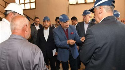 وزير الإنتاج الحربي يتفقد شركة أبو زعبل للكيماويات المتخصصة