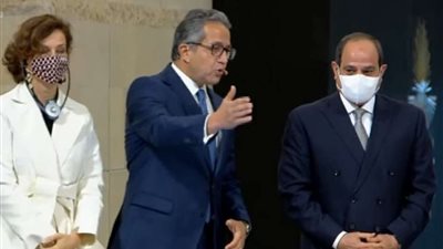 الرئيس السيسي يستمع لـ الشرح التفصيلي من وزير السياحة لمرافق متحف الحضارة