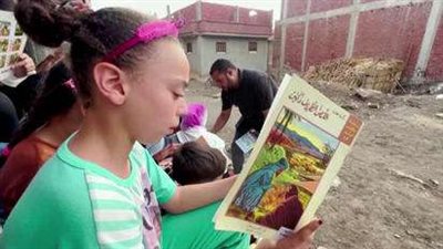 رجل يحول منزله إلى مكتبة للأطفال في إحدى قرى الزقازيق.. فيديو