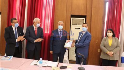 رئيس جامعة المنوفية يفتتح معرضًا لمنتجات كلية الزراعة الغذائية