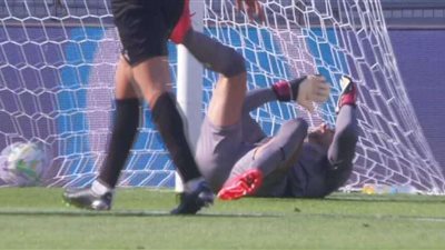 هدف كارثي في مرمى إكرامي يتسبب في خسارة بيراميدز أمام الرجاء.. شاهد