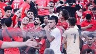 جماهير الأهلى تلتقط صورا مع شبيه نجم الفريق فى المدرجات