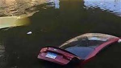 انقلاب سيارة ملاكي بترعة المريوطية وإصابة سائقها