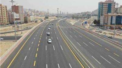 إزالة لافتة إرشادية على الطريق الدائري لصيانتها