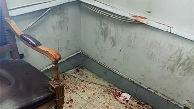 رجل يعتدي على زوجته بسلاح أبيض داخل محكمة الأسرة بالإسكندرية