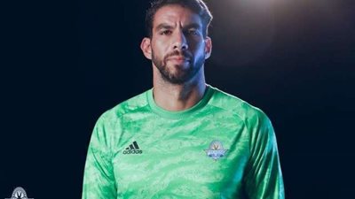 أول رد فعل من إكرامي بعد السخرية منه.. شاهد