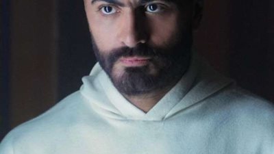 لهذا السبب.. تامر حسني يتواجد داخل كواليس نسل الأغراب