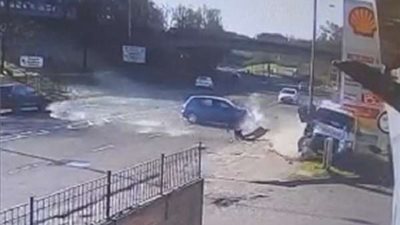 حادث مرعب.. لحظة اصطدام سيارة إسعاف بأخرى ملاكي