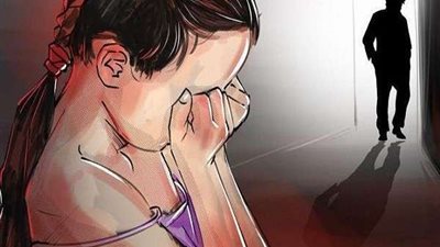 أغراها بالمال.. طفلة بعمر عامين تقع فريسة لـ