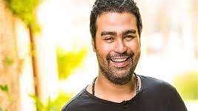 الفنان إسلام إبراهيم يطلب الدعاء لوالدته بعد دخولها العناية المركزة