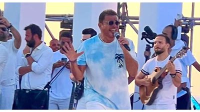 عمرو دياب يوثق حفل الساحل الشمالي بصور مع جمهوره