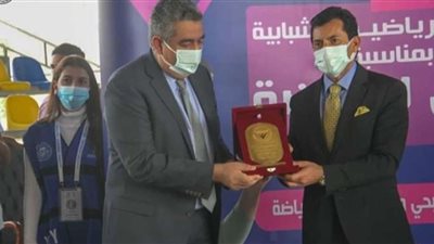 وزير الشباب يكرم رئيس الاتحاد المصري لكرة القدم