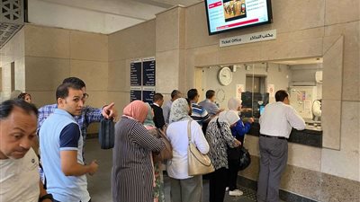 إقبال كبير من الركاب على القطار الكهربائي الخفيف| بالصور