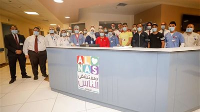 عبدالحفيظ ولاعبو الأهلي في زيارة لمستشفى الناس