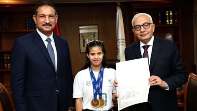 الوزير يكرم أسرع عداءة في مصر توجت بذهبيتين بمونديال فرنسا