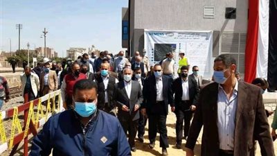وزير النقل ومحافظ الشرقية يتفقدان محطتي منيا القمح والزقازيق