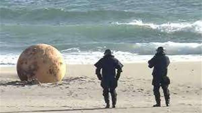 البحر يقذف مجسمًا يشبه 