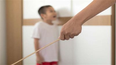 جدة تُعذب حفيدها بالحرق والضرب بالحزام