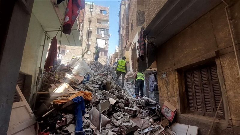 انهيار عقار بحدائق