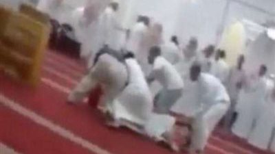 مسن يطعن مؤذناً وأحد المصلين داخل مسجد حتى الموت.. تفاصيل