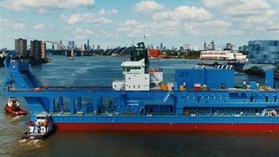 شاهد.. وصول الكراكة «مهاب مميش» إلى قناة السويس