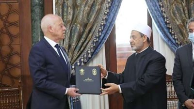 شيخ الأزهر يهدي الرئيس التونسي نسخة من وثيقة الأخوة الإنسانية