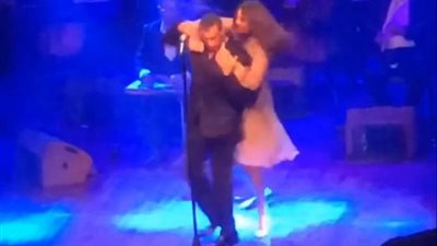 موقف محرج لــ كاظم الساهر على المسرح.. شاهد