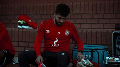 محمود الخطيب يُكرم أيمن أشرف بدرع خاص بعد رحيله