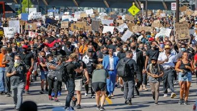 احتجاجات عنيفة بعد قتل الشرطة الأمريكية رجلا أسود