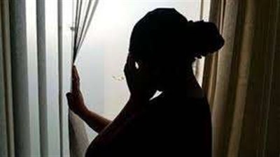 سيدة أمام محكمة الأسرة 