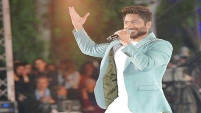 تامر حسني يشعل افتتاحية مهرجان العلمين بباقة من أبرز أغانيه