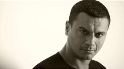 وصول الفنان عباس أبو الحسن ضحية طبيب الأسنان المتحرش لحضور محاكمته