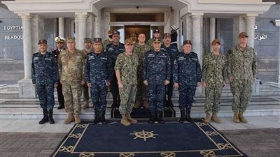 قائد القوات البحرية المصرية يلتقى قائد  الأسطول الخامس الأمريكى
