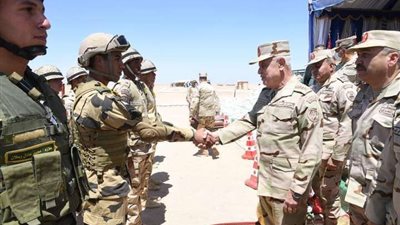 رئيس أركان حرب القوات المسلحة يشهد المشروع التدريبى 