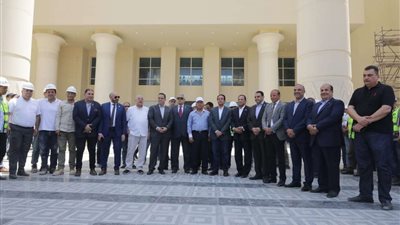 وزير النقل ووفد من النواب والشيوخ يقومون بجولة بمحطة قطارات صعيد مصر