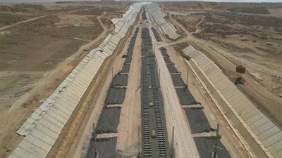 تركيب قضبان الخط الأول للقطار السريع بطول 50 كم.. صور