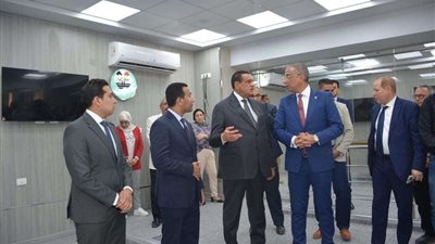 وزير التنمية المحلية ومحافظ الفيوم يتفقدان التجهيزات النهائية لمركز سيطرة الشبكة الوطنية للطوارئ والسلامة العامة