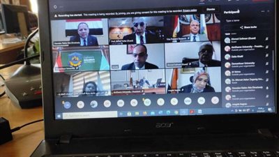 وزير التعليم العالي يستعرض تقريرًا حول اجتماع المجلس الأعلى لشئون الدراسات العليا والبحوث