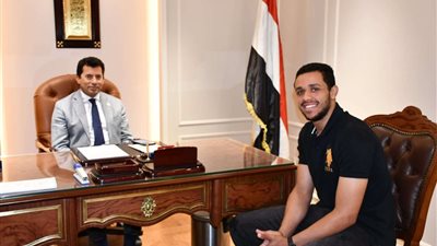 وزير الرياضة يلتقي مصطفى عسل بطل العالم في الإسكواش