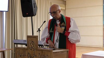 رئيس أساقفة الكنيسة الأسقفية يصلى القداس الإلهى