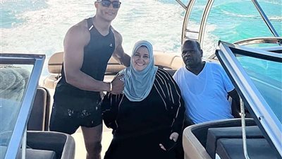 أجمل هدية من ربنا أبويا وأمي.. محمد رمضان مع والدية على يخت وسط البحر