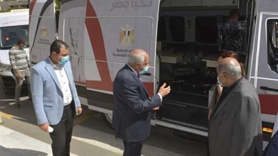 محافظ الجيزة يتسلم سيارتين مركز تكنولوجي متنقل لخدمة المواطنين