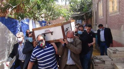 بالدموع والحزن ..دفن الكاتب الصحفي مكرم محمد احمد