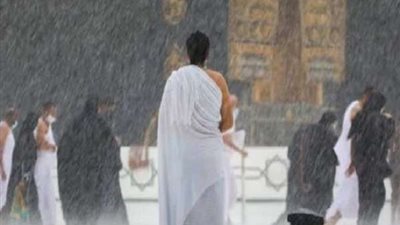 الأمطار تتساقط على المصلين بالمسجد الحرام في صلاة التراويح.. شاهد